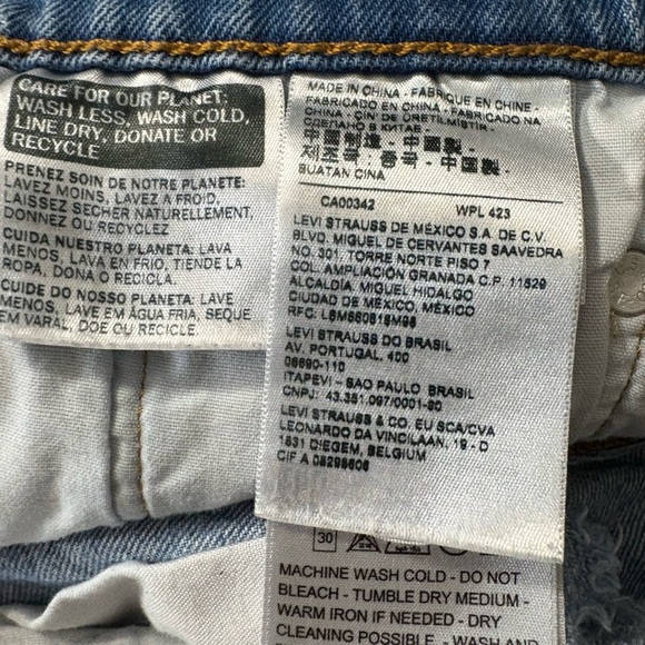 Levi's Woman’s 501 Covered Button Fly Jean Shorts with Distressed Frayed Hem. 26 - Picture 3 of 10